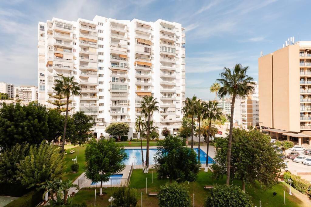 Amplio Con Vistas Al Mar Y Piscina En Benalmadena Apartment Bagian luar foto